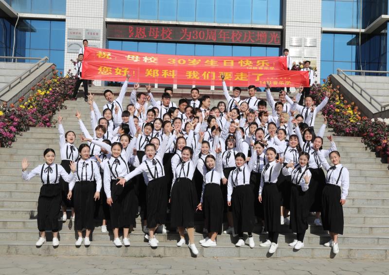 郑州科技学院音乐舞蹈学院毕业生用歌舞感恩母校