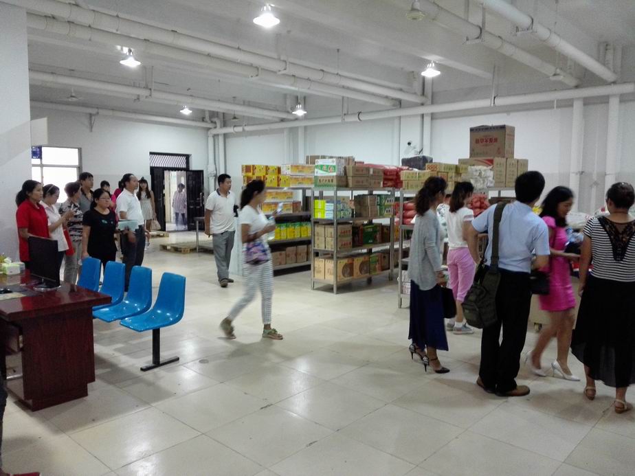 调整大小 参观食堂物资配送中心.JPG 调整大小 参观食堂物资配送中心.JPG