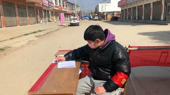 说明: 图片包含 人, 户外, 建筑, 男孩描述已自动生成