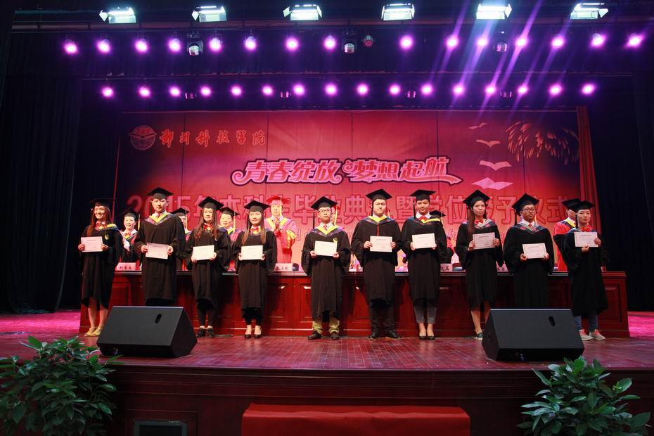 6 获奖学生上台领奖.JPG