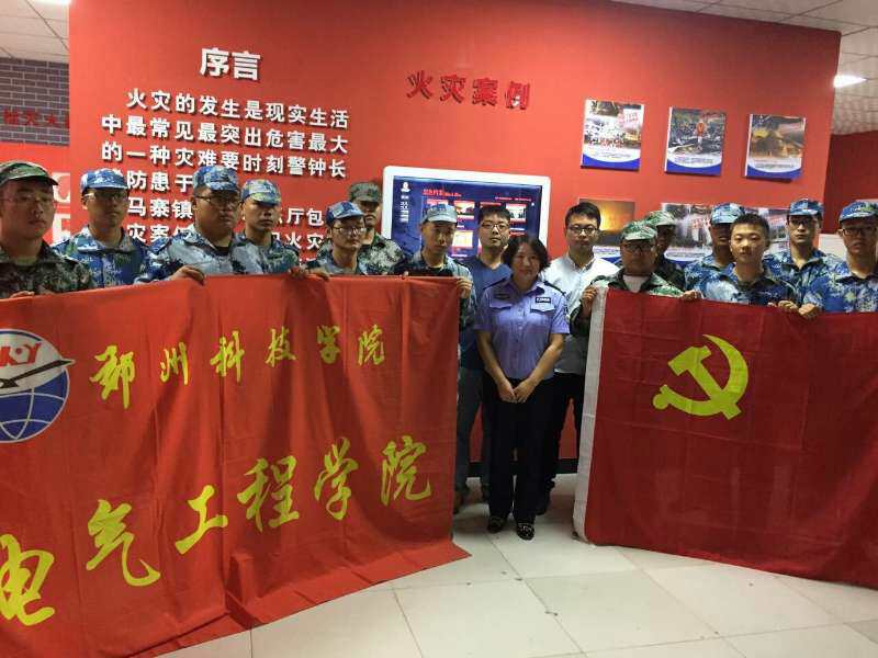 安全教育课堂搬进公安局--郑州科技学院新生学习自救逃生技能