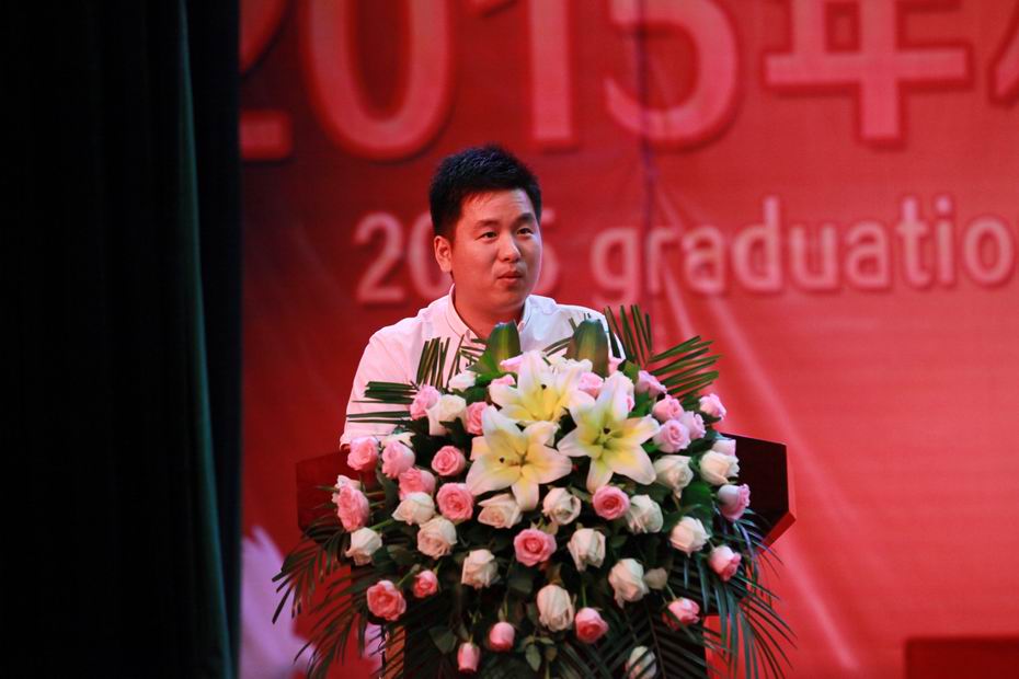 10 杰出校友代表卢艳上台发言.JPG 10 杰出校友代表卢艳上台发言.JPG