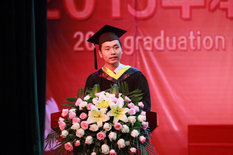8 毕业生代表梁法力上台发言.JPG 8 毕业生代表梁法力上台发言.JPG