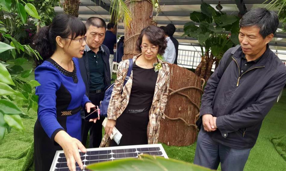 调整大小 1 国家科技部、农业部 领导参观太阳能光伏踪系统.jpg