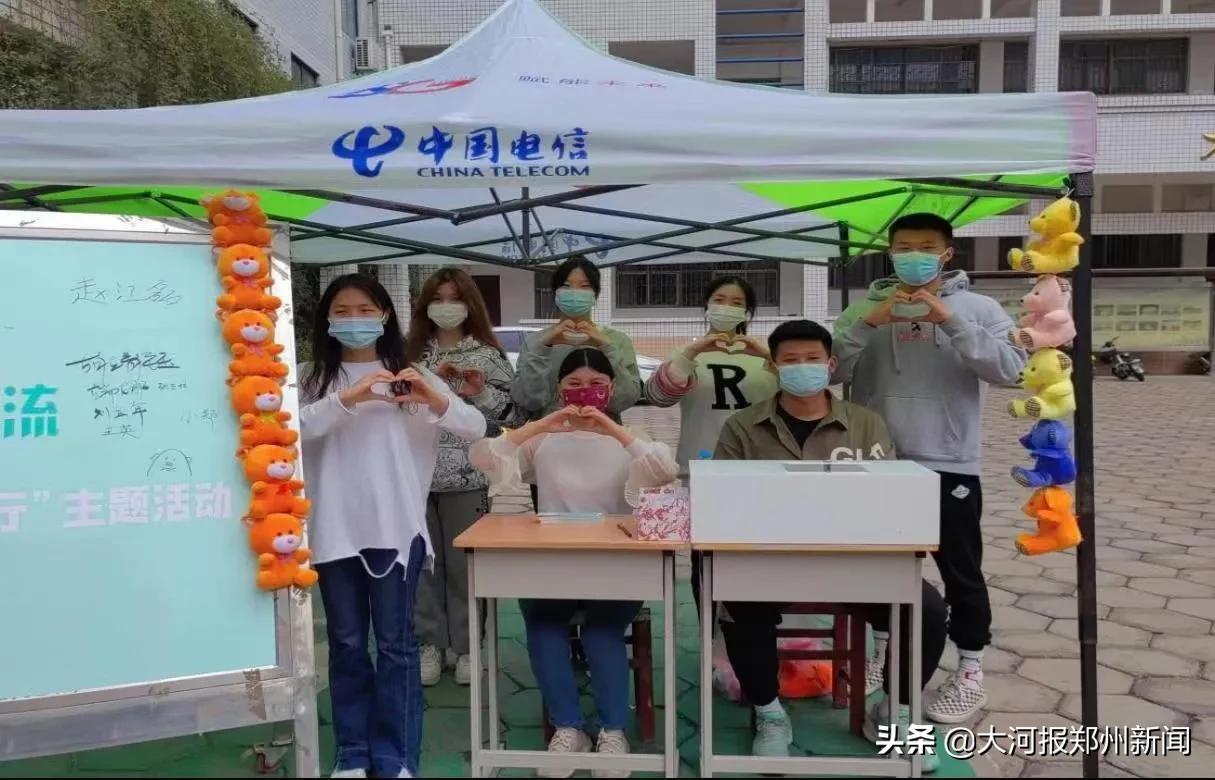 花式减压有趣更暖心！郑州科技学院举办“爱心圈”套玩偶活动