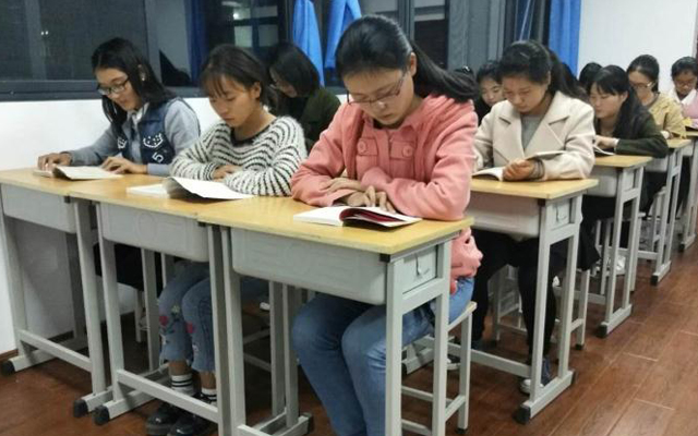 郑州科技学院“阅读起跑线”掀起读书热