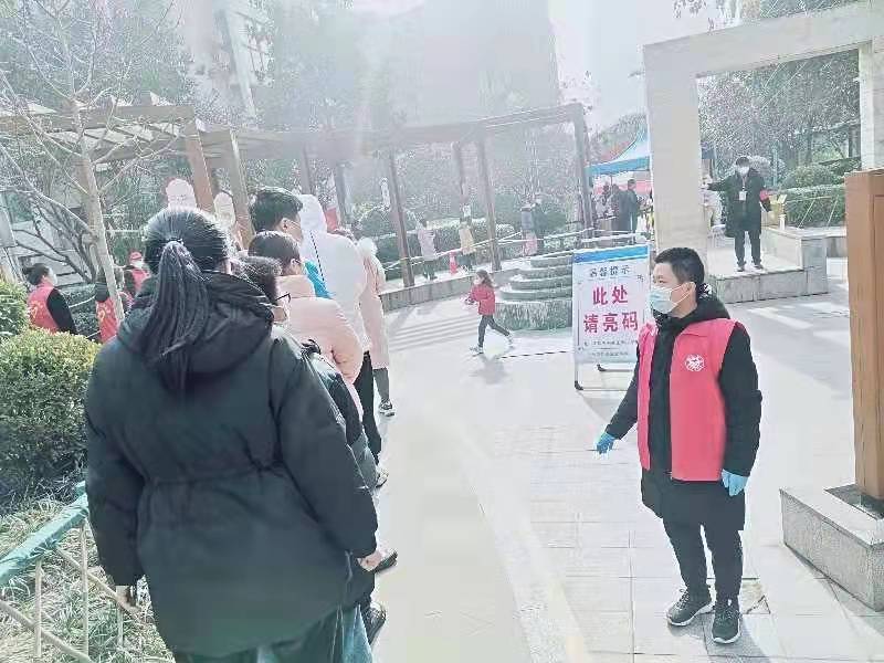 讲台外尽显党员担当！郑州一高校教师奋战抗疫一线获赞