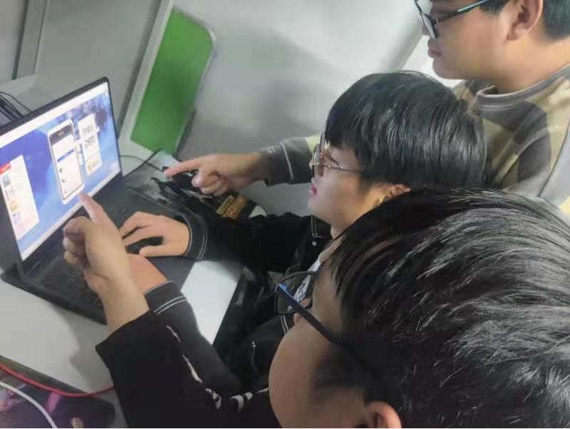 郑州科技学院大学生利用“云祭扫”形式缅怀英烈2.jpg