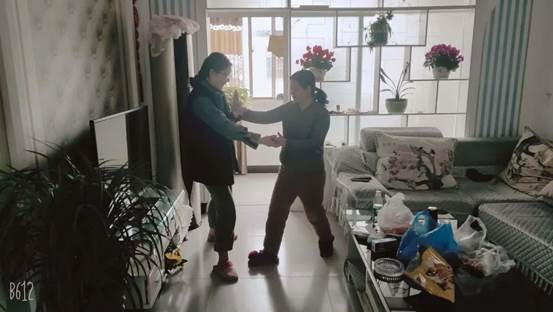 说明: 图片包含 室内, 年轻, 女人, 小孩描述已自动生成